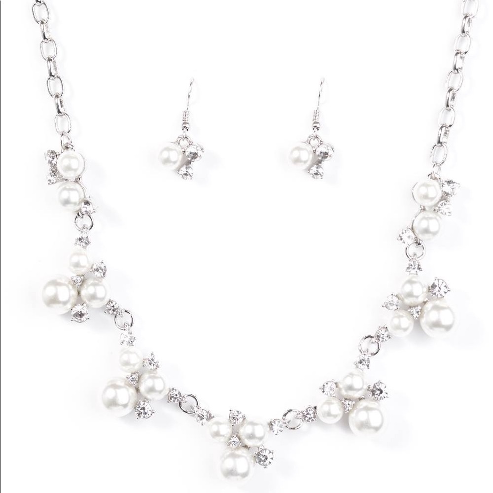 5 for $25! Paparazzi pearl necklace